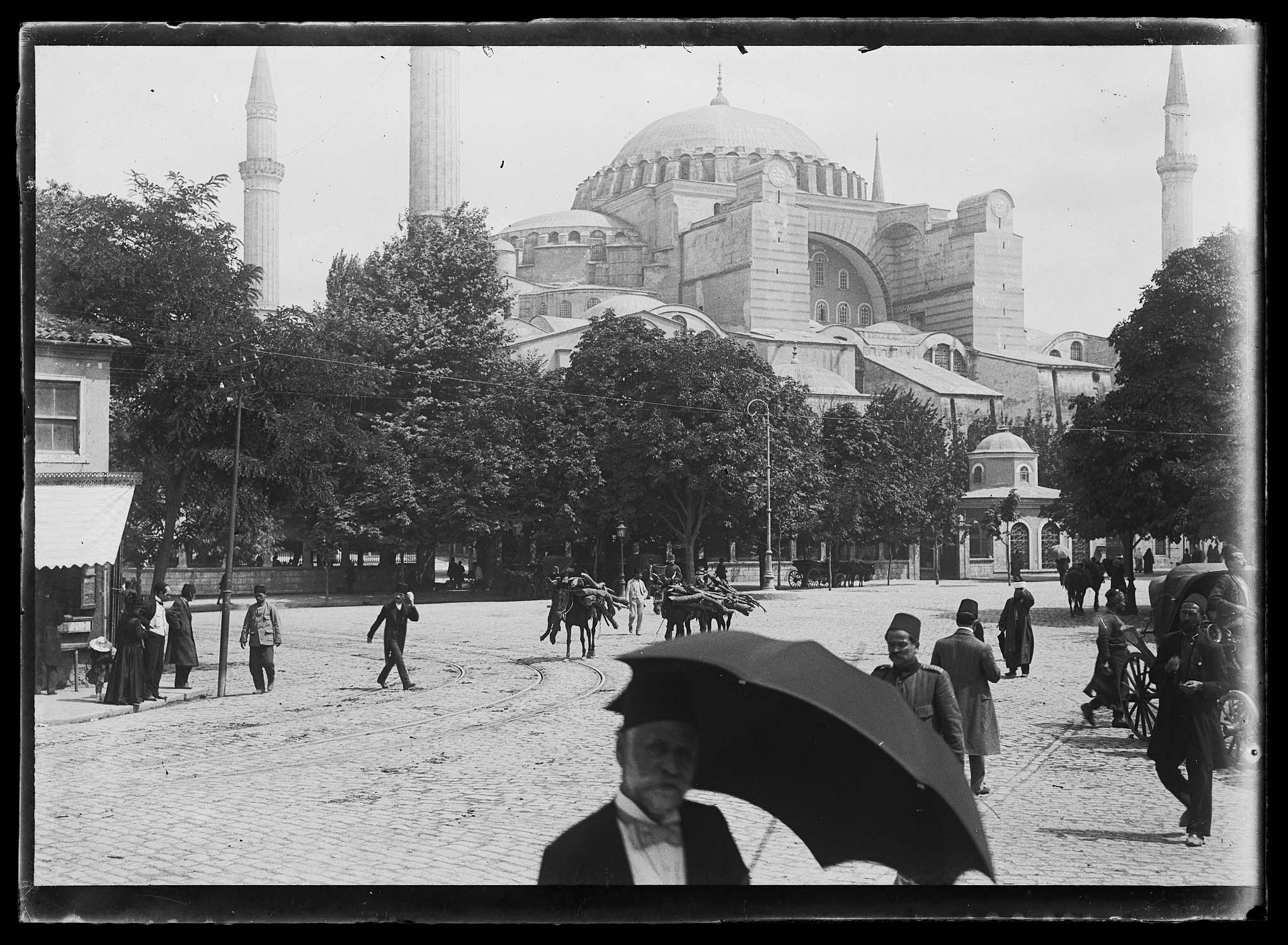 Façade nord et façade ouest (entrée) prises de trois quarts depuis la place ; de gauche à droite, minaret de Bajazet II puis les deux de Sélim II en façade